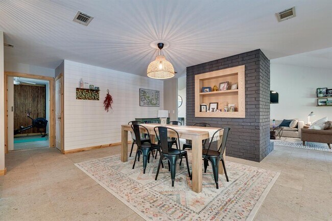 Foto del edificio - 49 Deer Ridge Rd