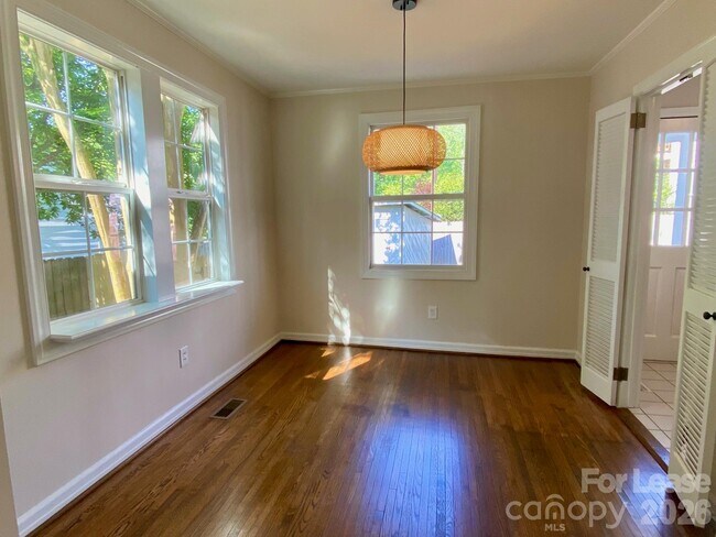 Foto del edificio - 5300 Buckingham Dr