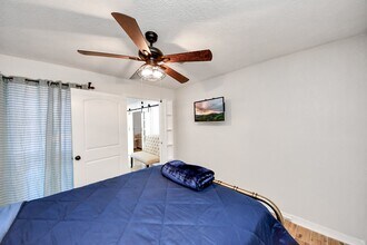Building Photo - 15715 Creekhaven Dr