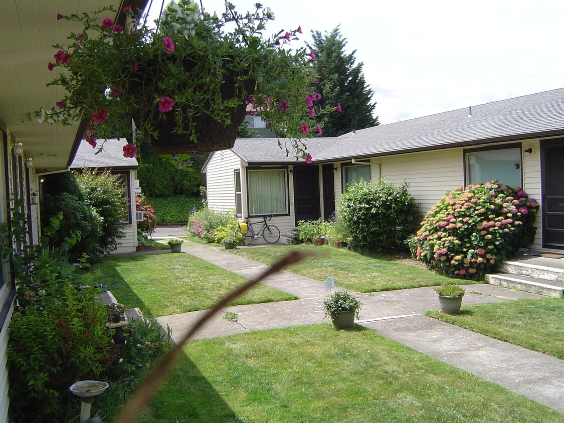Nice off-street Courtyard Entry! - 5132 SE Clinton St
