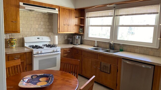 Building Photo - 525 Marvin Dr