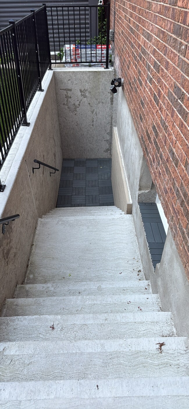 Building Photo - 161 Mary St