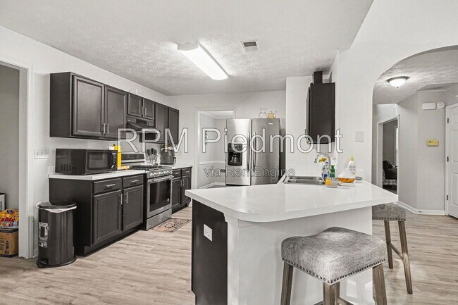 Building Photo - 550 Claudel Ct SW