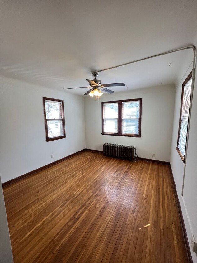 Primary Photo - Bright Main Floor Studio on Grand Avenue, ...