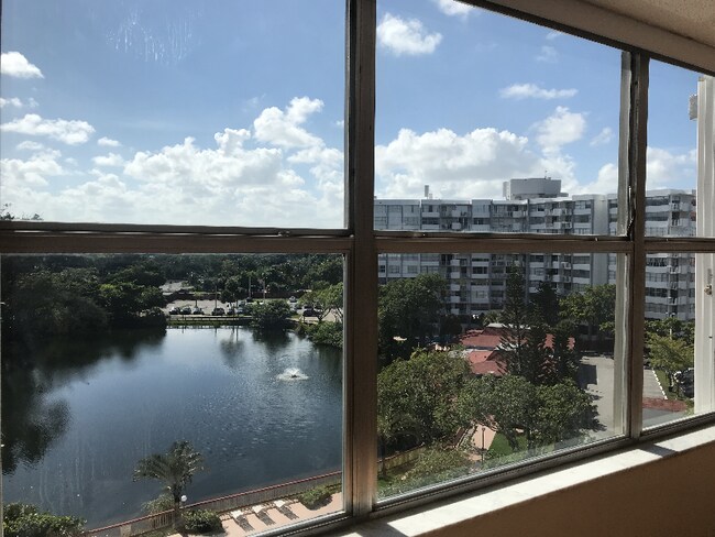 Foto del edificio - 1300 NE Miami Gardens Dr