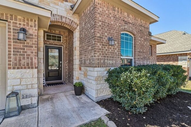 Foto del edificio - Spacious 1.5 Story Home with a Versatile F...