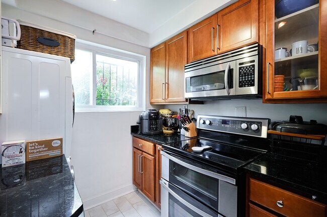 Building Photo - 1384 Bryant St NE