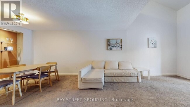 Building Photo - 810 Golf Links Rd