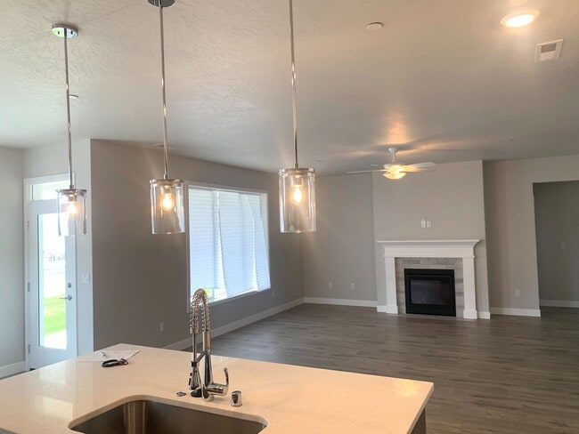 Building Photo - Beautiful newer construction home in Richl...