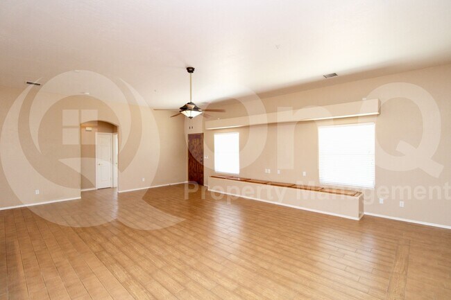 Foto del edificio - 6110 E Milton Dr