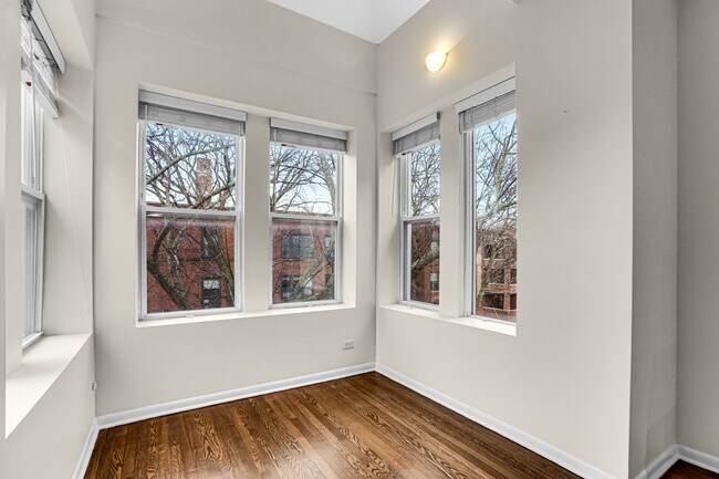 Building Photo - 2457 W Leland Ave