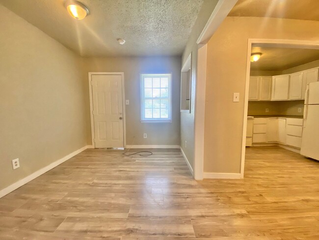 Building Photo - Newly renovated 3 bed 1 bath now available...