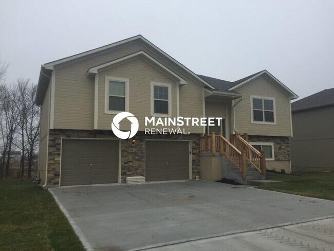 Foto del edificio - 4 Bedroom Pet-Friendly Home in Louisburg, KS with Main Street Renewal