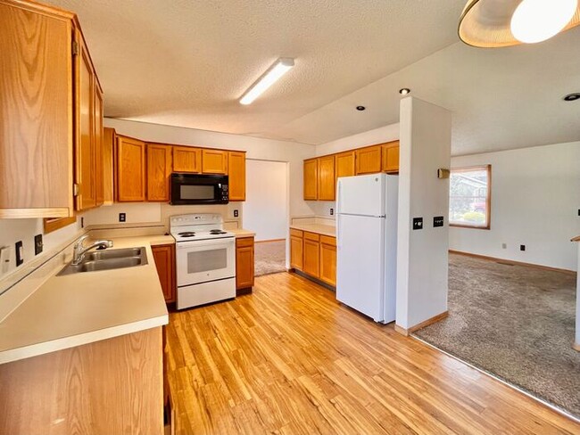 Foto del edificio - Spacious 4 Bed 3 Bath Home with 2-Car Atta...