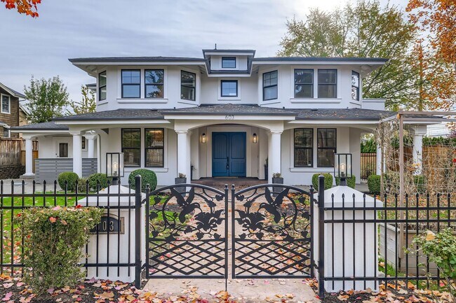 Foto del edificio - Stunning 5bed/5bath + Office in Prime Kirk...