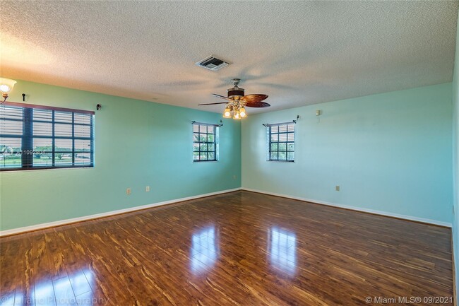 Building Photo - 6552 SW 39th St