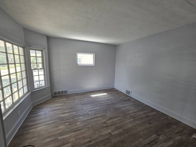 Building Photo - 4008 Ardmore Ave