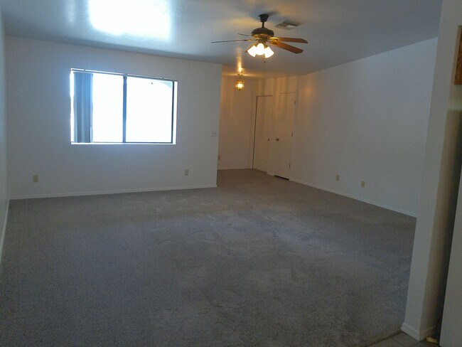Foto del edificio - LONG TERM 12 MONTH LEASE