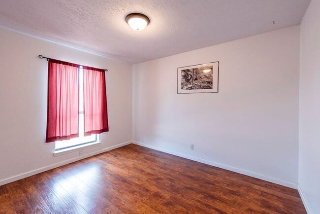 Foto del edificio - Three Bedroom Two Bath NE Heights