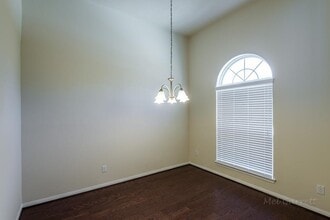 Building Photo - 2911 Lake Dr