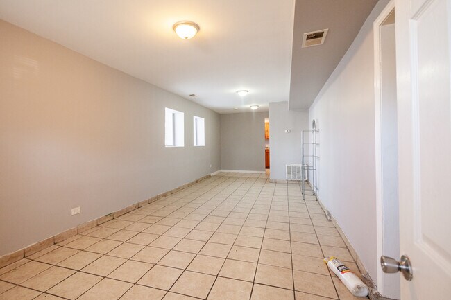 Building Photo - 857 N Harding Ave