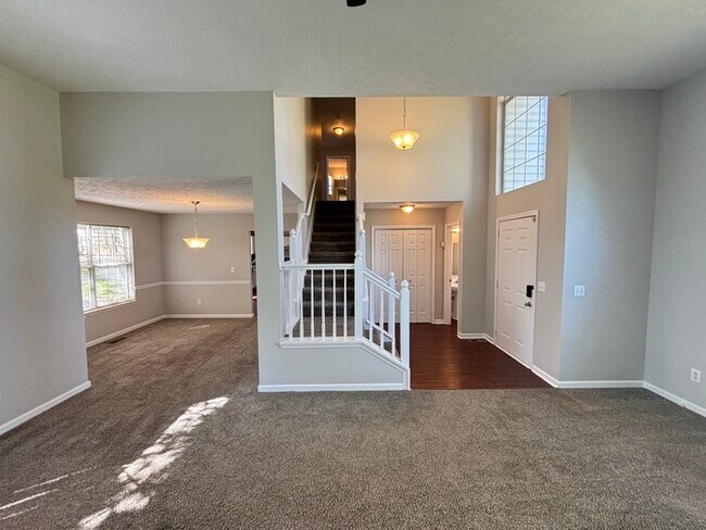 Building Photo - Oakwood home with 3 bedrooms, 2 car garage...