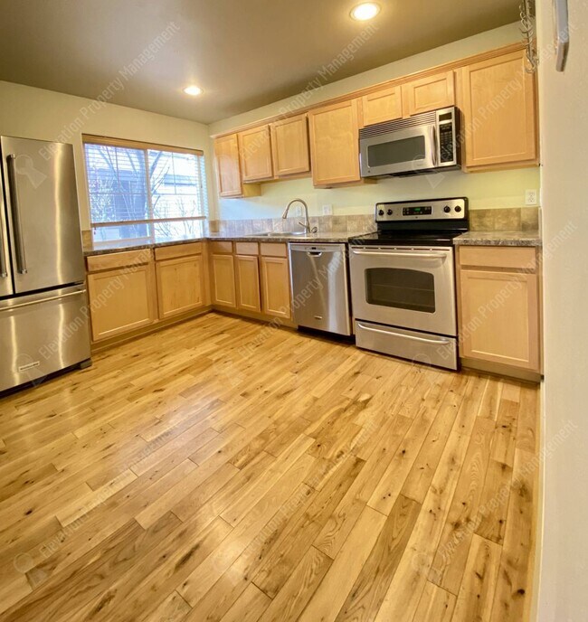 Foto del edificio - **AVAILABLE FOR SHOWINGS** Newly renovated...