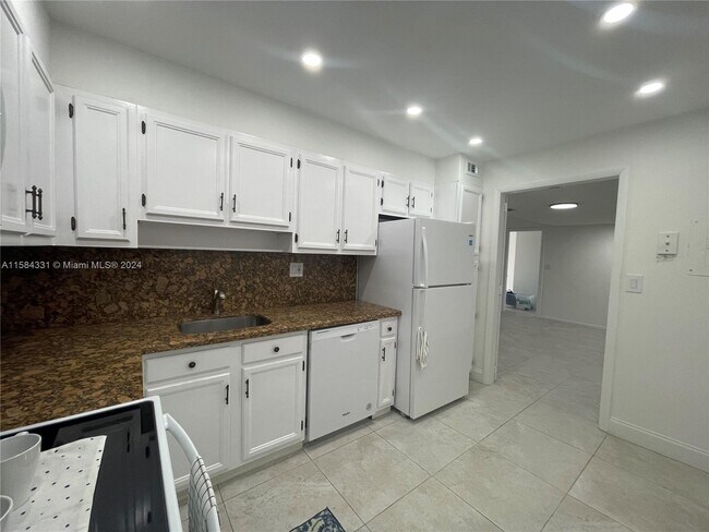 Foto del edificio - 10777 West Sample Road Apt #618, Coral Spr...