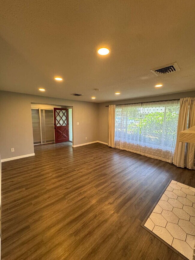 Foto del edificio - "Charming 3-Bedroom Oasis with 2 Full Bath...