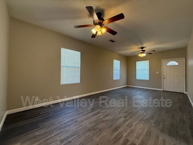 Building Photo - 424 Lucard St