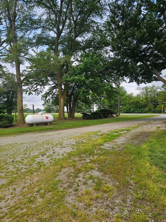 Building Photo - Country Living