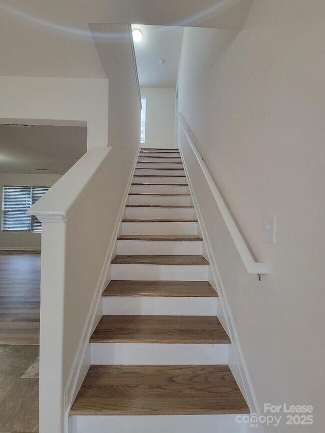 Building Photo - 5823 Hewitt Dr