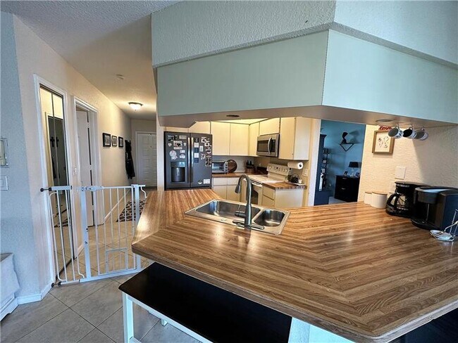 Foto del edificio - 5052 Woodstone Cir W