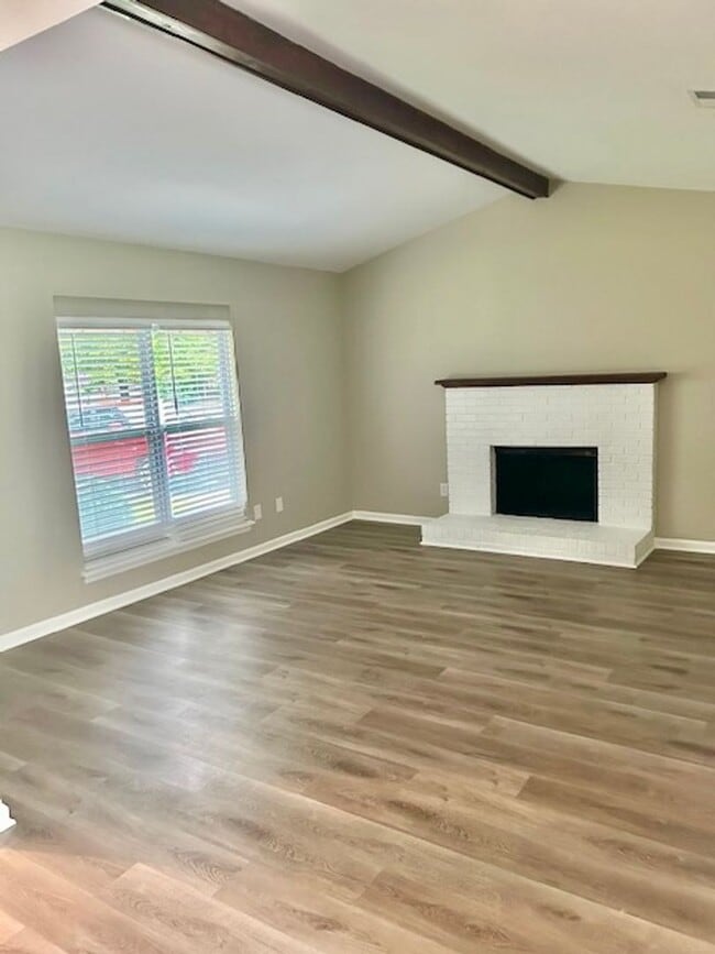 Building Photo - Available Beautifully Renovated Bungalow!