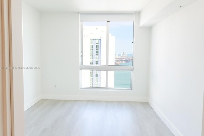 Foto del edificio - 300 S Biscayne Blvd