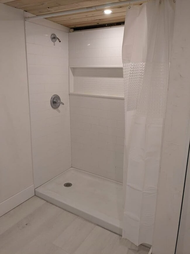 Foto del edificio - 605 NE 27th St