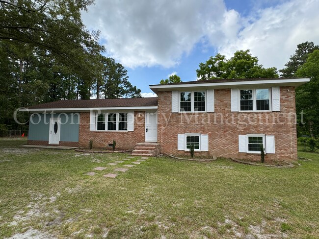 Building Photo - Large "5BR"/2.5BA Split Level home on spac...
