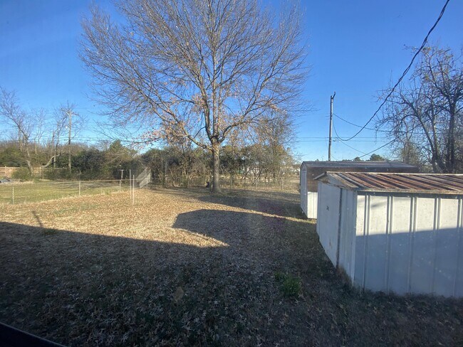 Building Photo - 3937 Bradley Dr