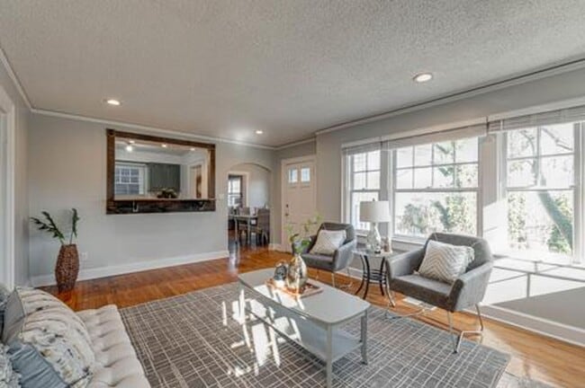 Building Photo - 203 N Seminole Dr