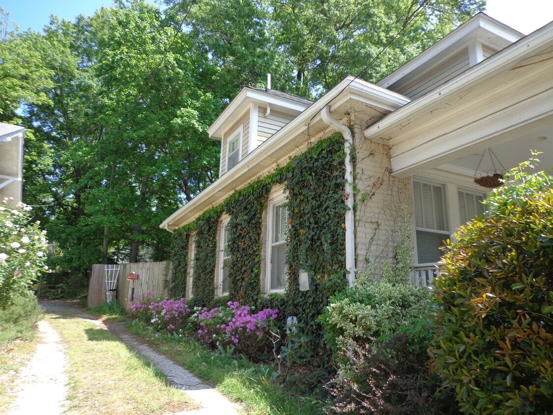 Building Photo - Bungalow style house with large yard!  Sto...