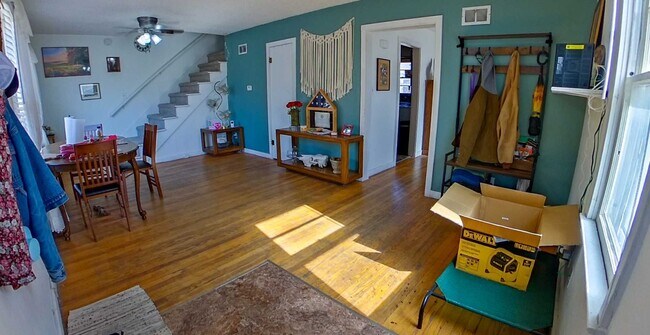 Foto del edificio - 3D Tour Available - Right Across the Stree...