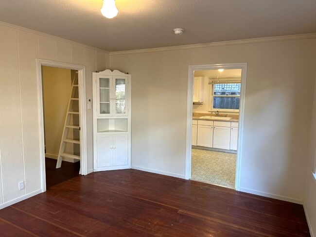 Building Photo - 204 Caldwell Ave