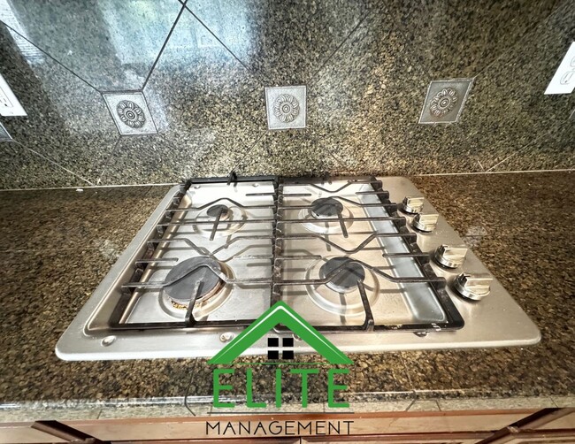 Foto del edificio - Beautifully Updated 4-Bedroom 3-Full Bathr...