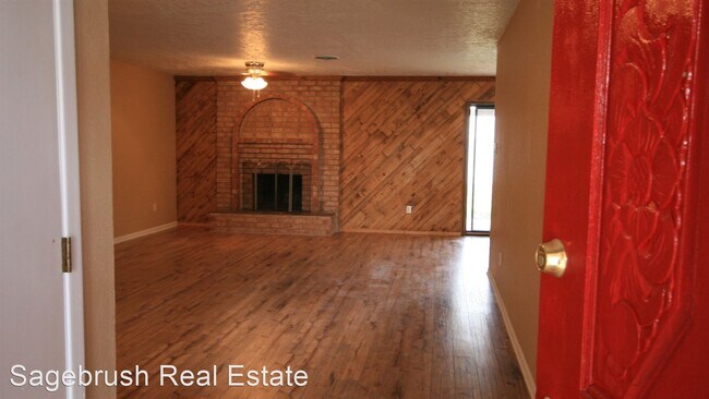 Building Photo - 3 br, 2 bath House - 1900 Weeden Dr.