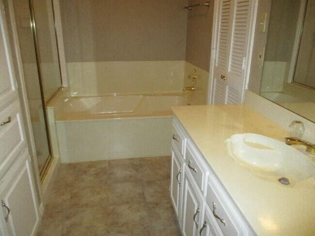 Building Photo - 4611 Oak Club Dr