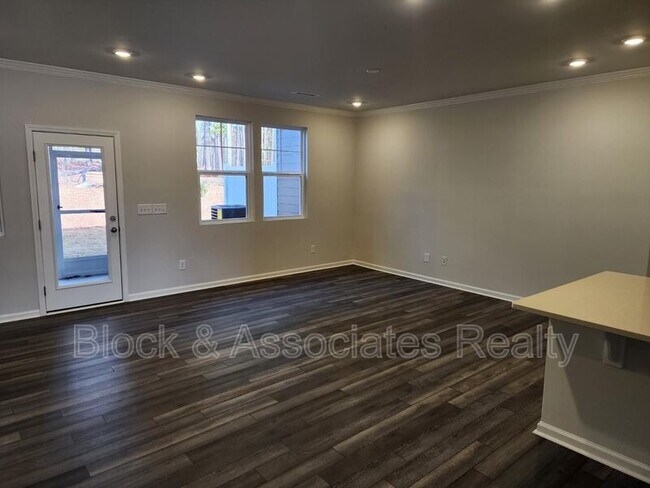 Building Photo - 330 Deercroft Dr