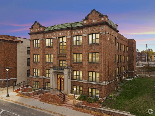 Building Photo - 1820 1st Ave S