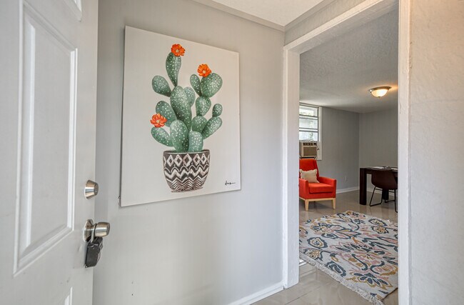 Foto del edificio - 7945 Eaton Ave