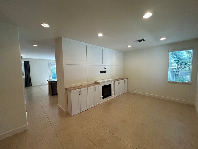 Building Photo - Ideal 4 bedroom home, walking distance to ...