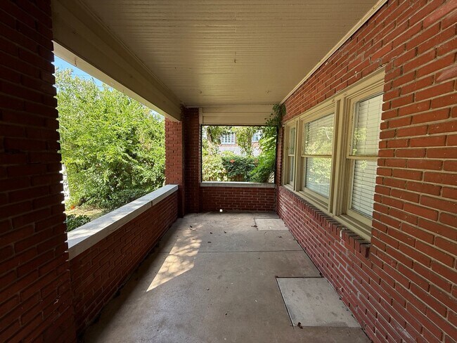 Building Photo - $500 OFF FIRST MONTHS RENT | Charming Hist...